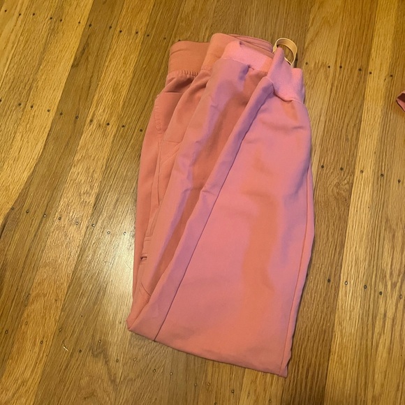 Figs coral scrubs XXS Top / XXSP bottom - Picture 2 of 3